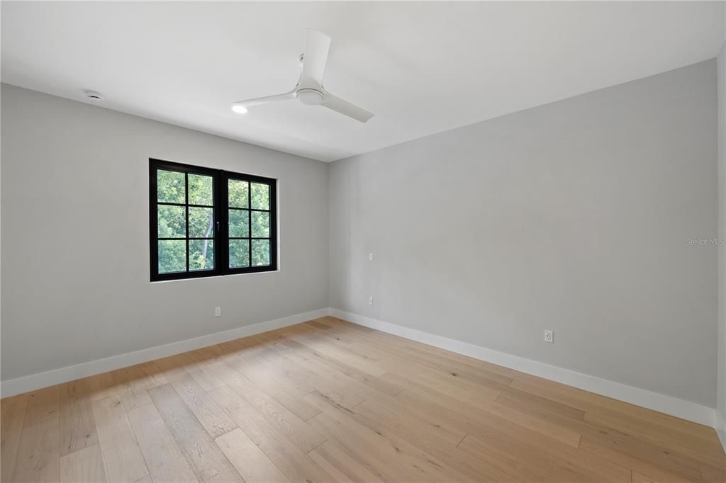 合同活跃: $1,335,000 (5 贝兹, 4 浴室, 3632 平方英尺)