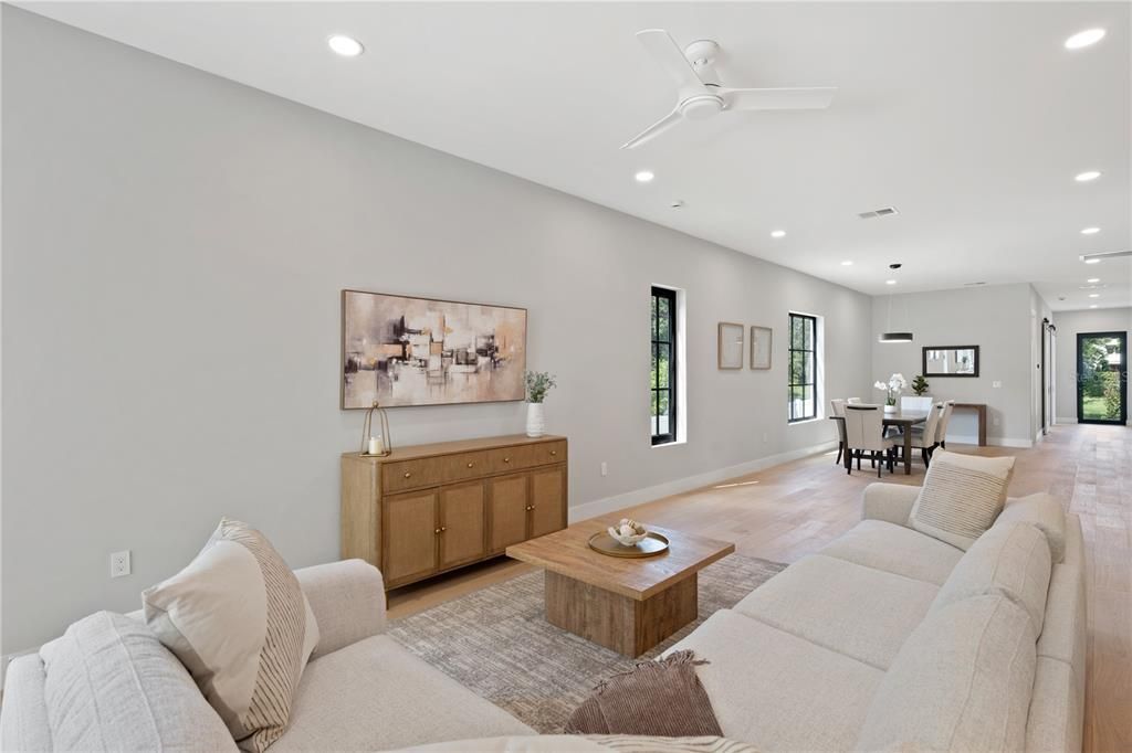 合同活跃: $1,335,000 (5 贝兹, 4 浴室, 3632 平方英尺)