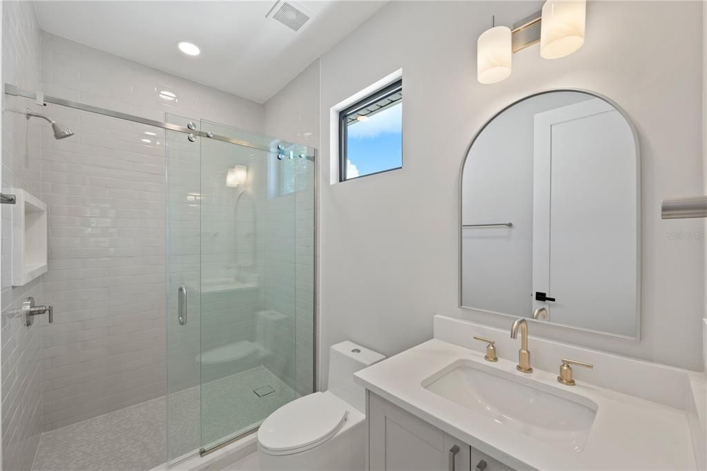 合同活跃: $1,335,000 (5 贝兹, 4 浴室, 3632 平方英尺)