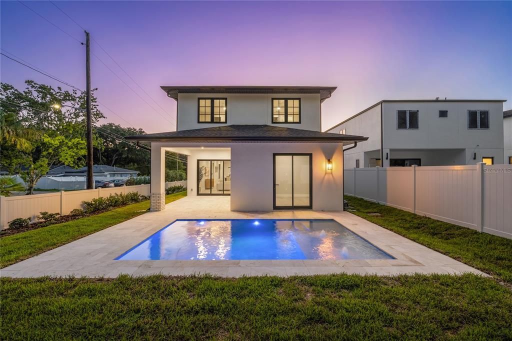 合同活跃: $1,335,000 (5 贝兹, 4 浴室, 3632 平方英尺)