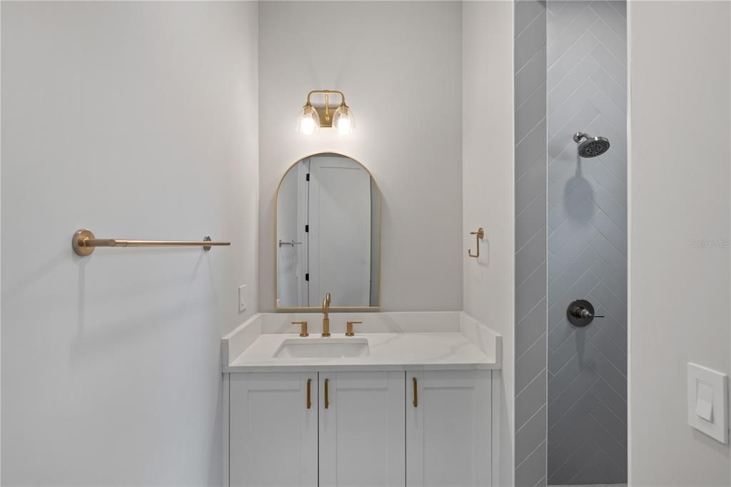 合同活跃: $1,335,000 (5 贝兹, 4 浴室, 3632 平方英尺)