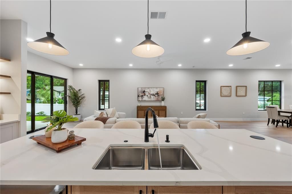 合同活跃: $1,335,000 (5 贝兹, 4 浴室, 3632 平方英尺)