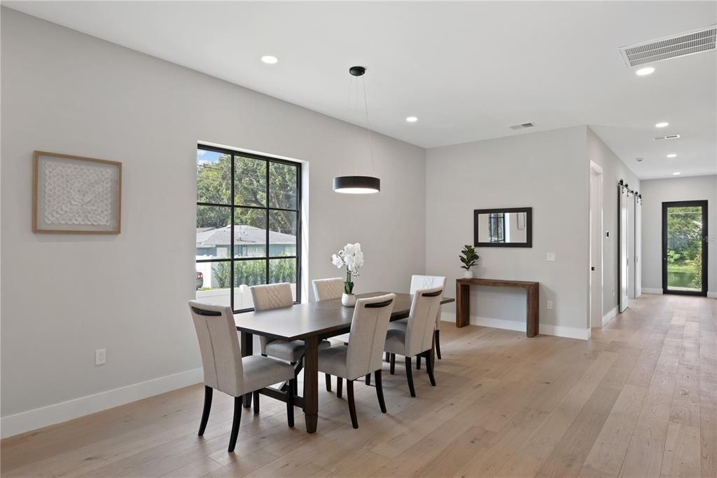 合同活跃: $1,335,000 (5 贝兹, 4 浴室, 3632 平方英尺)