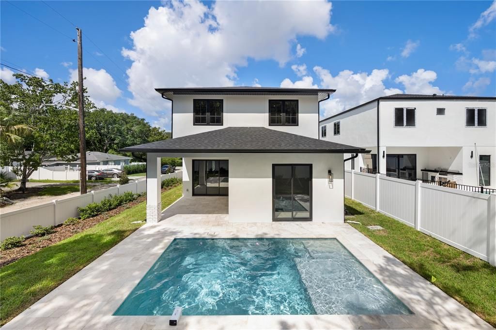 合同活跃: $1,335,000 (5 贝兹, 4 浴室, 3632 平方英尺)