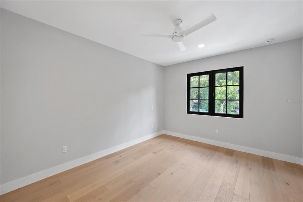 合同活跃: $1,335,000 (5 贝兹, 4 浴室, 3632 平方英尺)