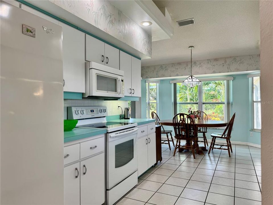 Active With Contract: $649,000 (3 beds, 2 baths, 2576 Square Feet)