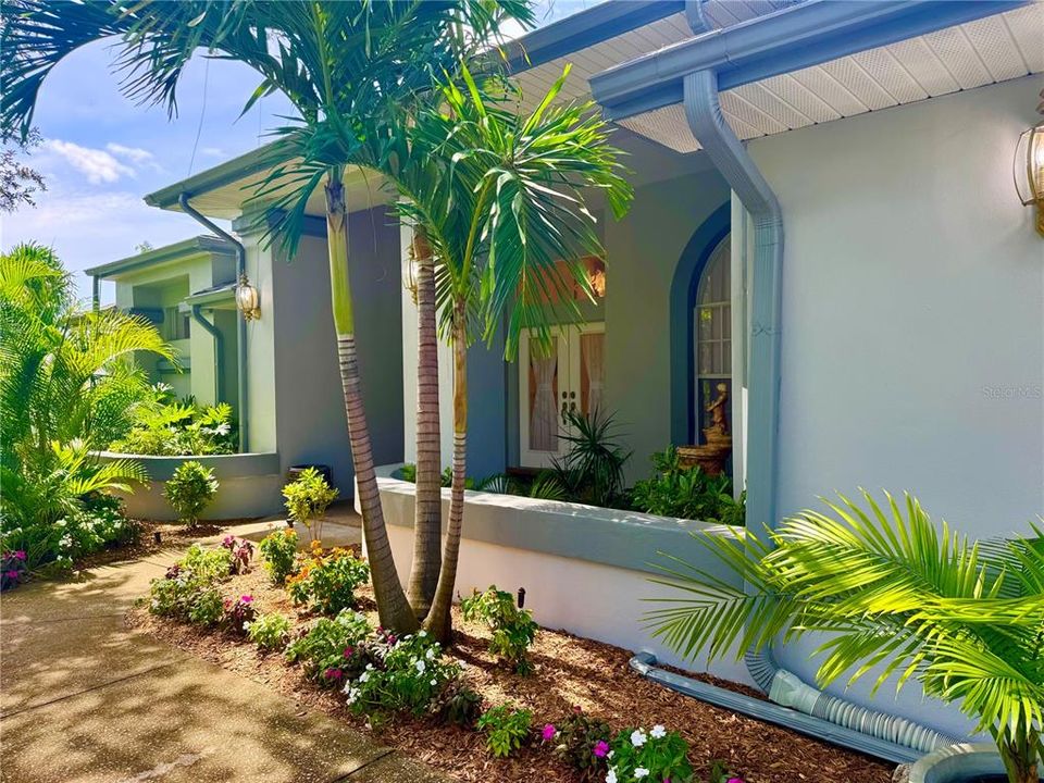 Active With Contract: $649,000 (3 beds, 2 baths, 2576 Square Feet)