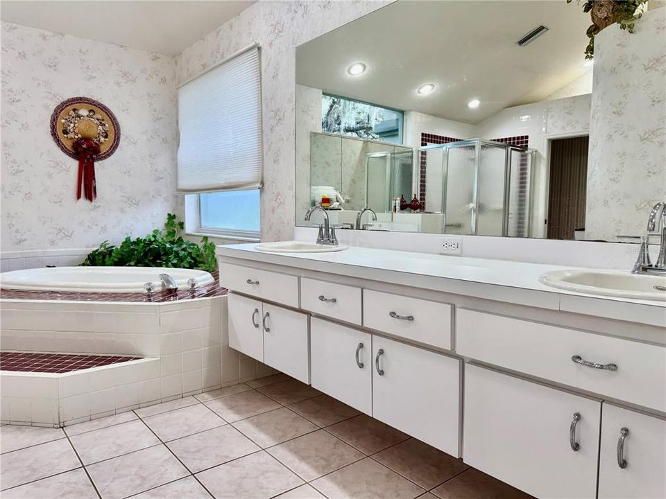 Active With Contract: $649,000 (3 beds, 2 baths, 2576 Square Feet)