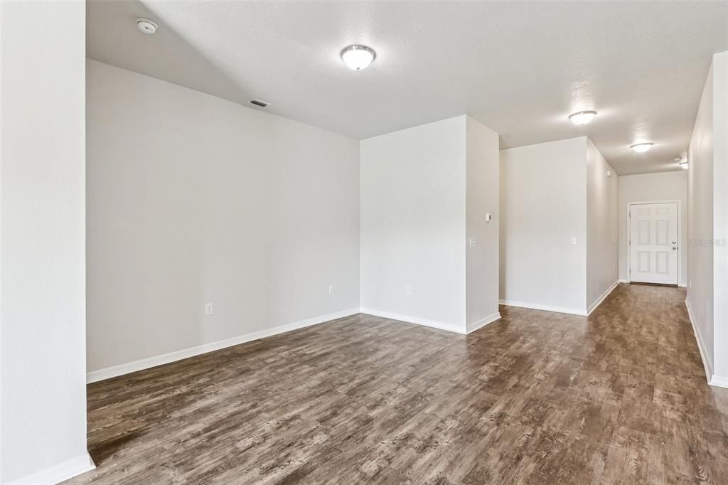 Active With Contract: $325,000 (3 beds, 2 baths, 1662 Square Feet)