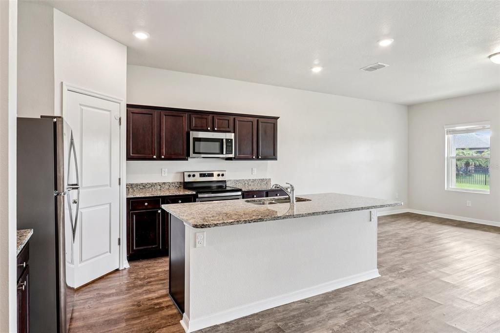 Active With Contract: $325,000 (3 beds, 2 baths, 1662 Square Feet)