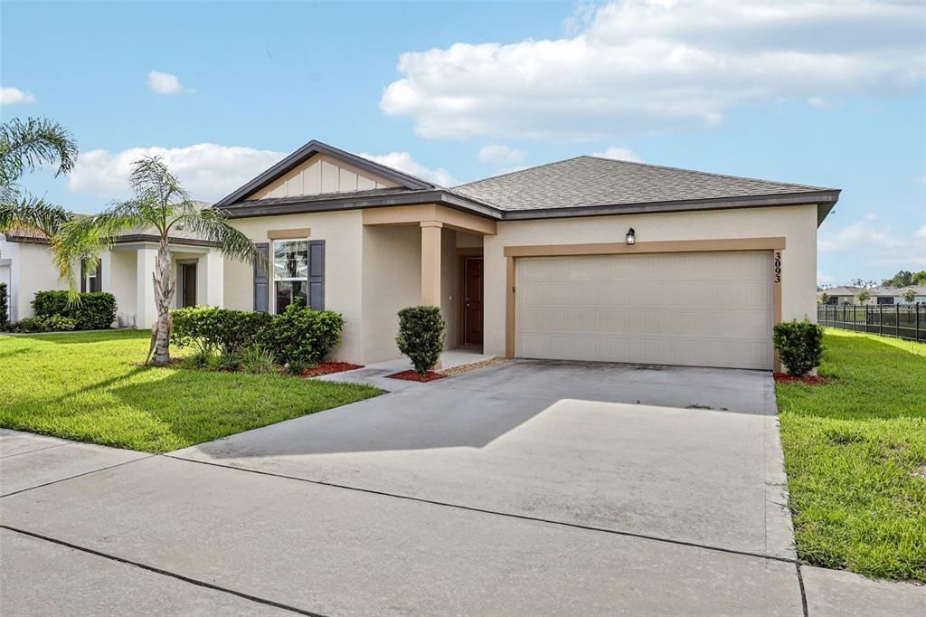 Active With Contract: $325,000 (3 beds, 2 baths, 1662 Square Feet)