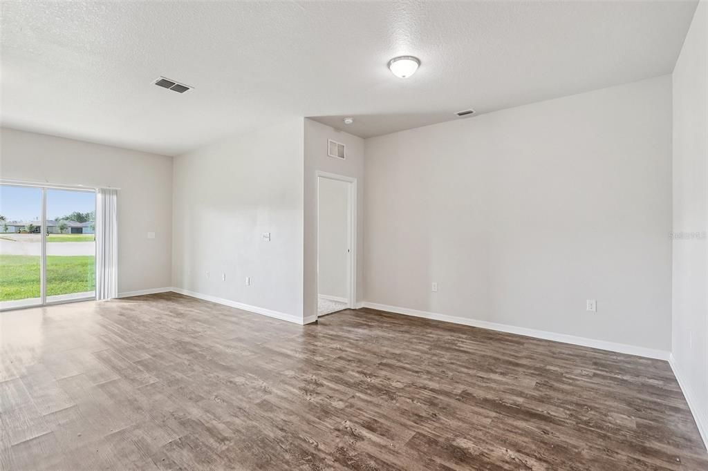 Active With Contract: $325,000 (3 beds, 2 baths, 1662 Square Feet)
