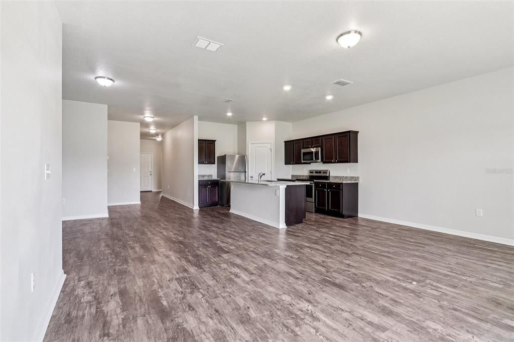 Active With Contract: $325,000 (3 beds, 2 baths, 1662 Square Feet)