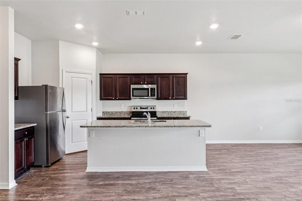 Active With Contract: $325,000 (3 beds, 2 baths, 1662 Square Feet)