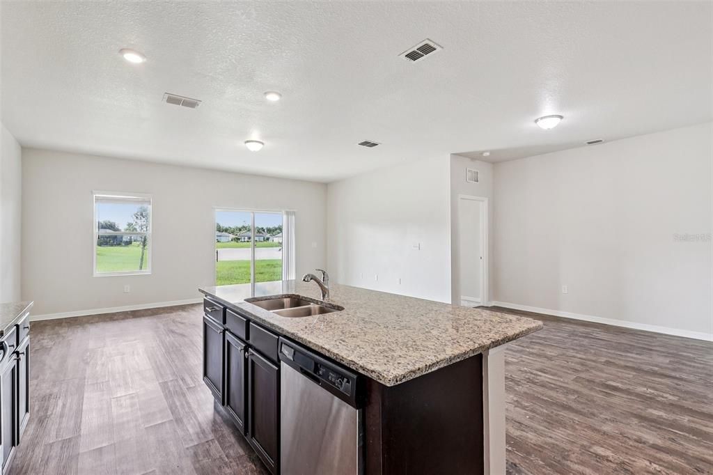 Active With Contract: $325,000 (3 beds, 2 baths, 1662 Square Feet)