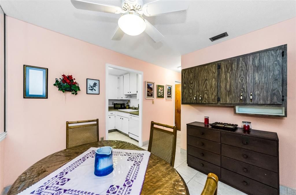Active With Contract: $128,000 (2 beds, 1 baths, 930 Square Feet)