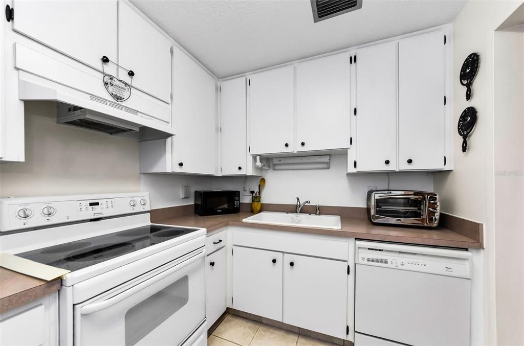 Active With Contract: $128,000 (2 beds, 1 baths, 930 Square Feet)