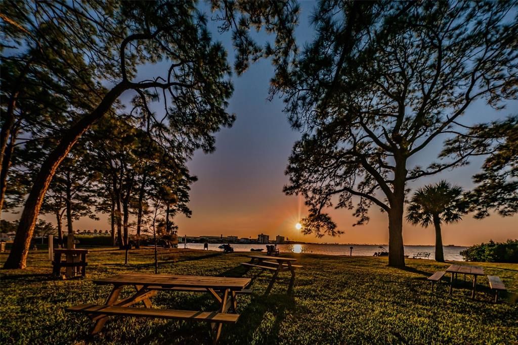 Active With Contract: $128,000 (2 beds, 1 baths, 930 Square Feet)