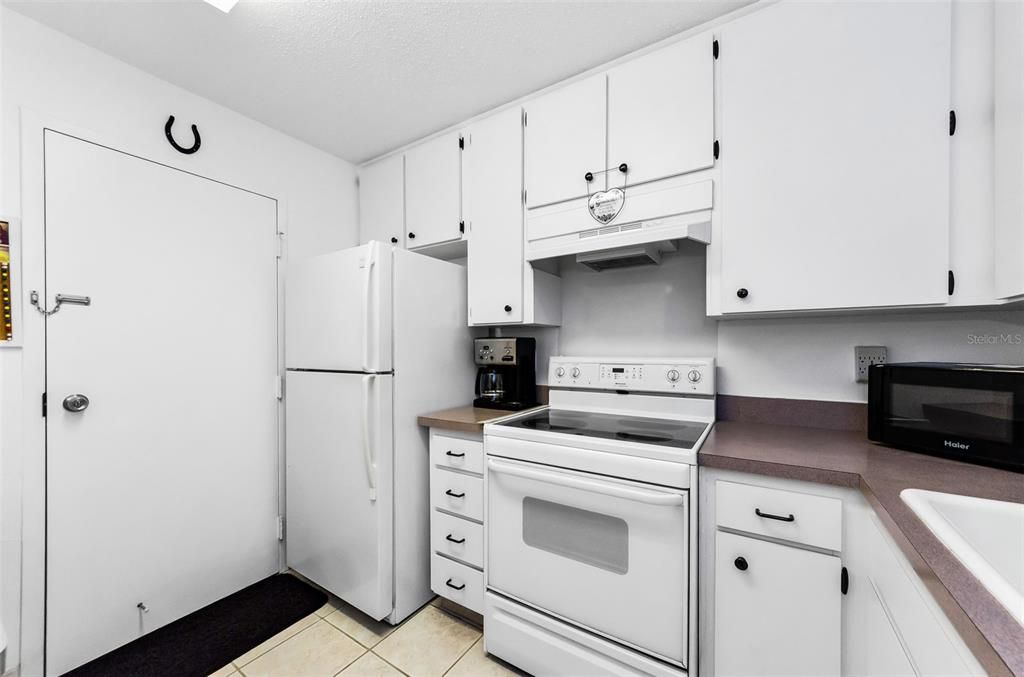 Active With Contract: $128,000 (2 beds, 1 baths, 930 Square Feet)