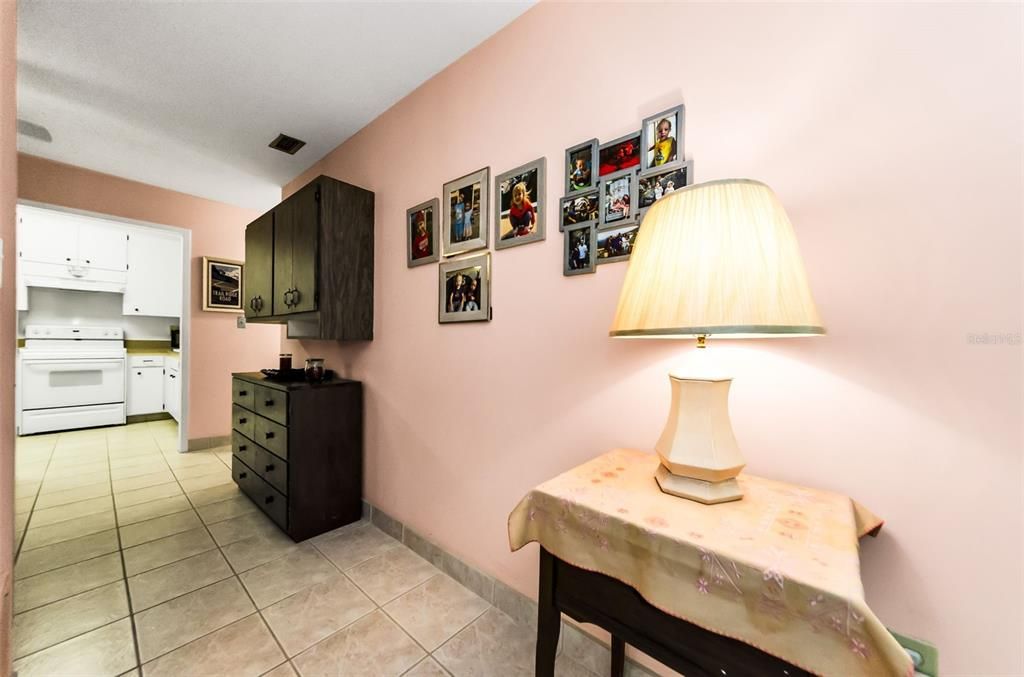 Active With Contract: $128,000 (2 beds, 1 baths, 930 Square Feet)