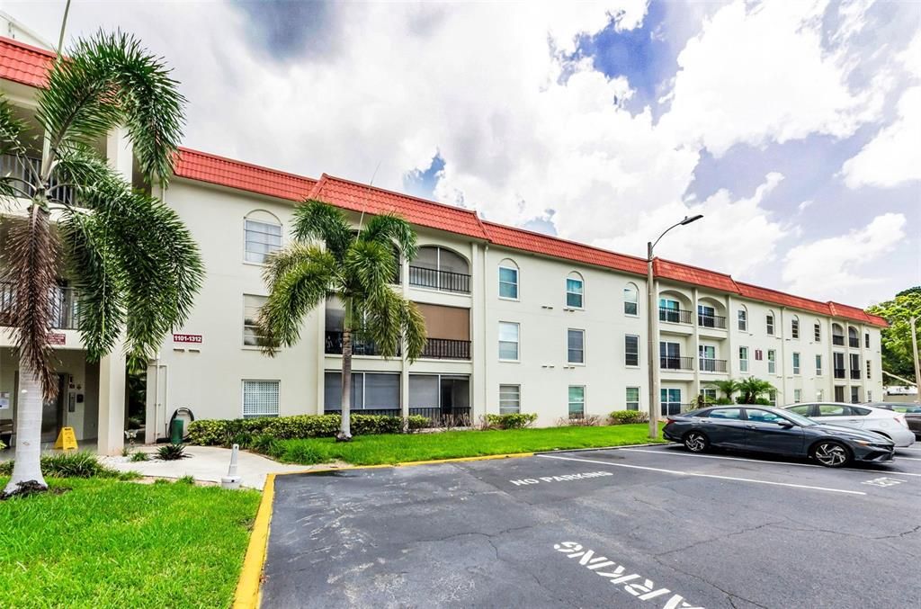 Active With Contract: $128,000 (2 beds, 1 baths, 930 Square Feet)