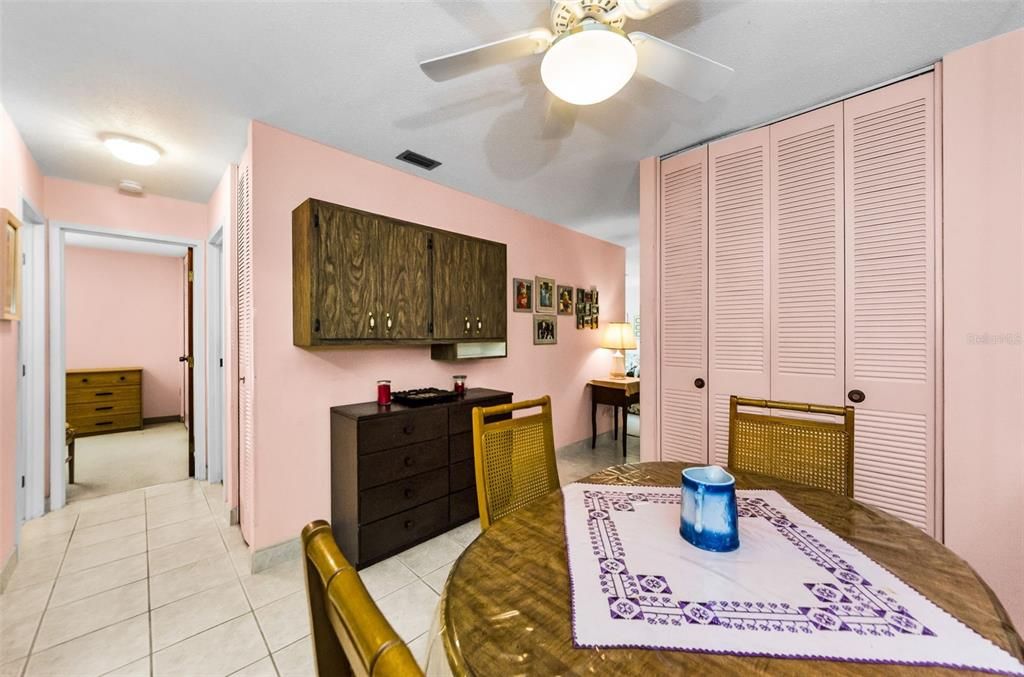 Active With Contract: $128,000 (2 beds, 1 baths, 930 Square Feet)