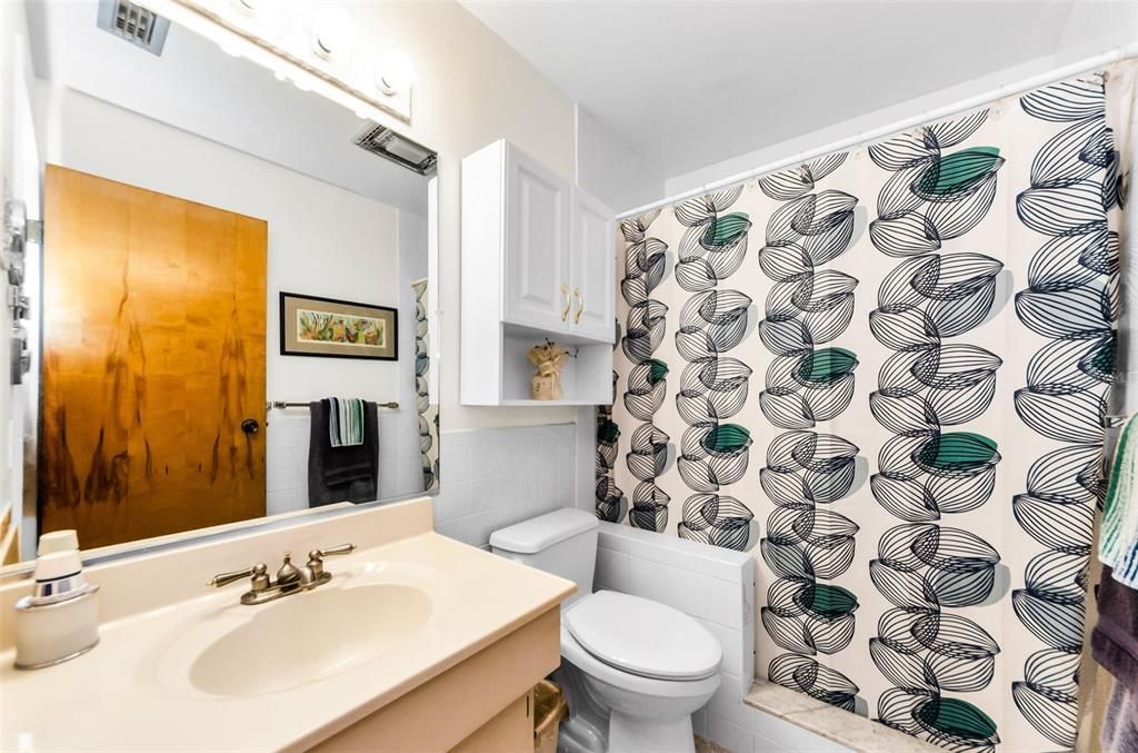 Active With Contract: $128,000 (2 beds, 1 baths, 930 Square Feet)