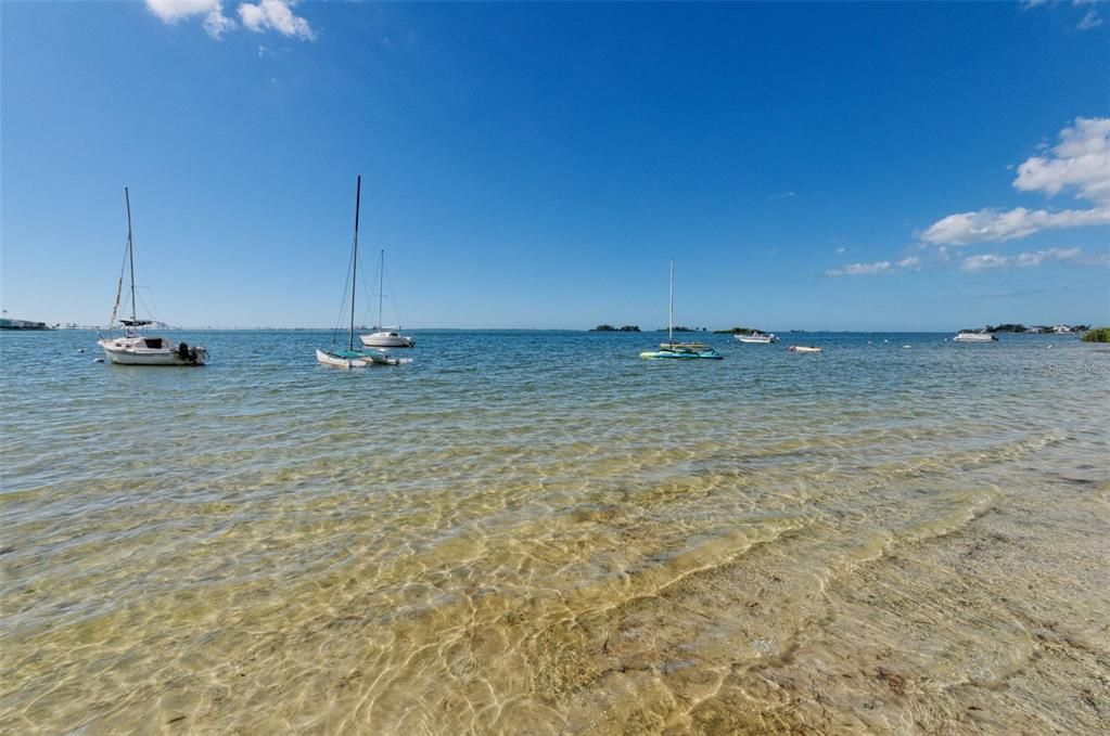 Active With Contract: $128,000 (2 beds, 1 baths, 930 Square Feet)