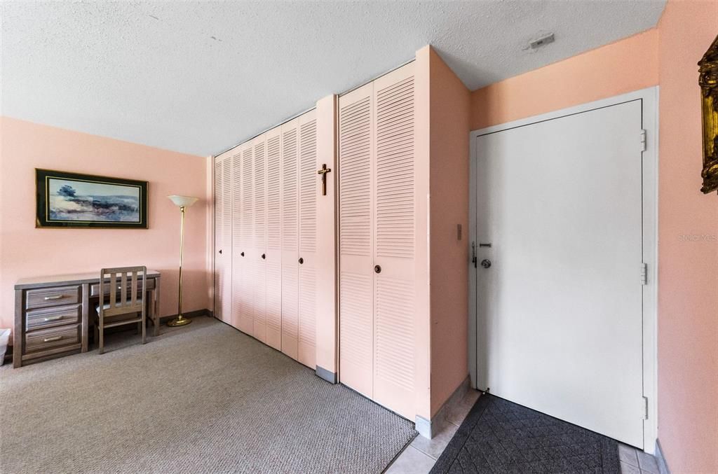 Active With Contract: $128,000 (2 beds, 1 baths, 930 Square Feet)