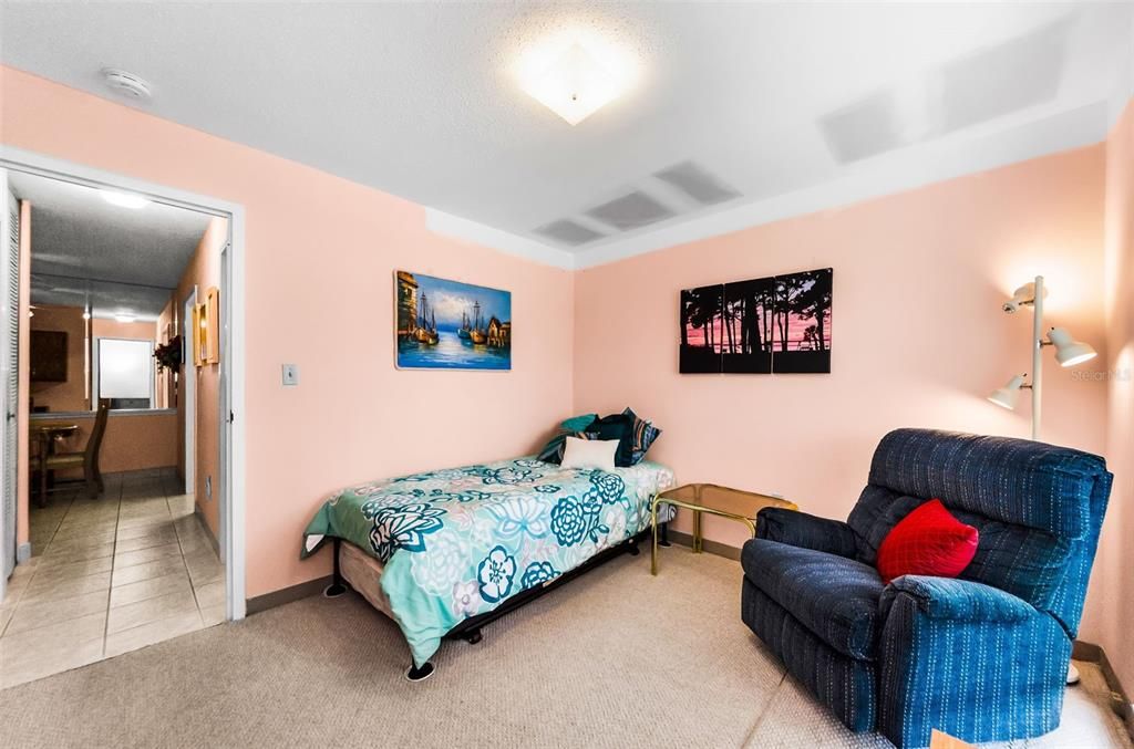 Active With Contract: $128,000 (2 beds, 1 baths, 930 Square Feet)