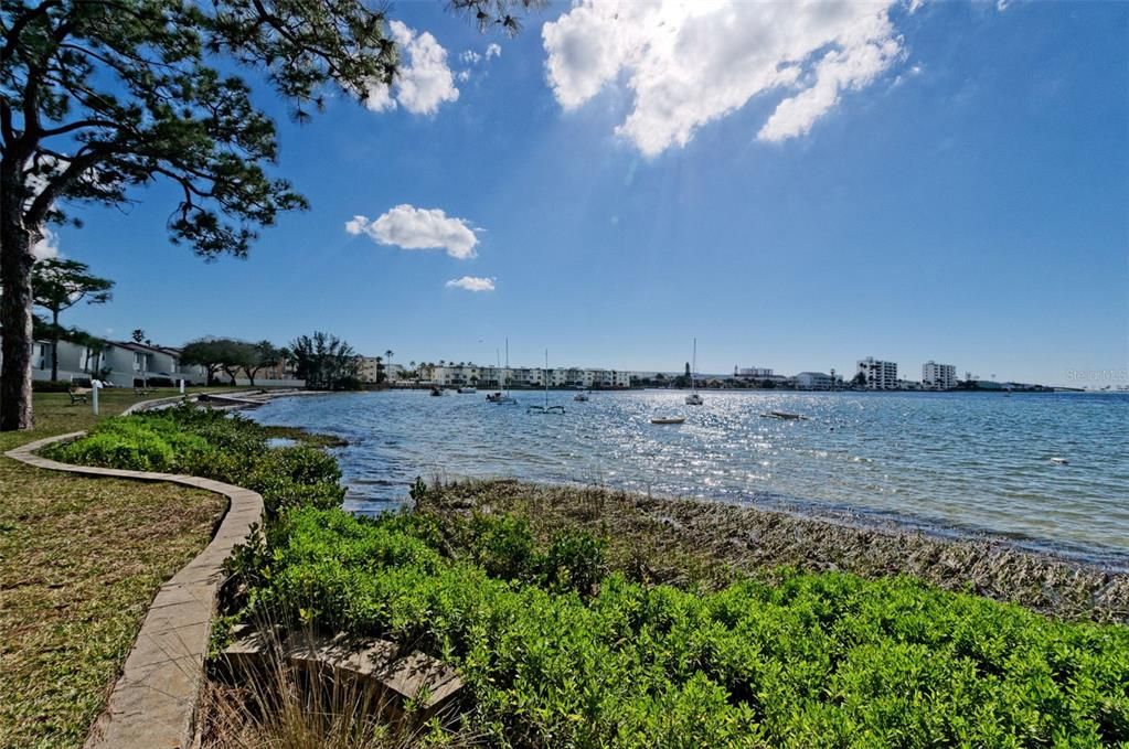 Active With Contract: $128,000 (2 beds, 1 baths, 930 Square Feet)