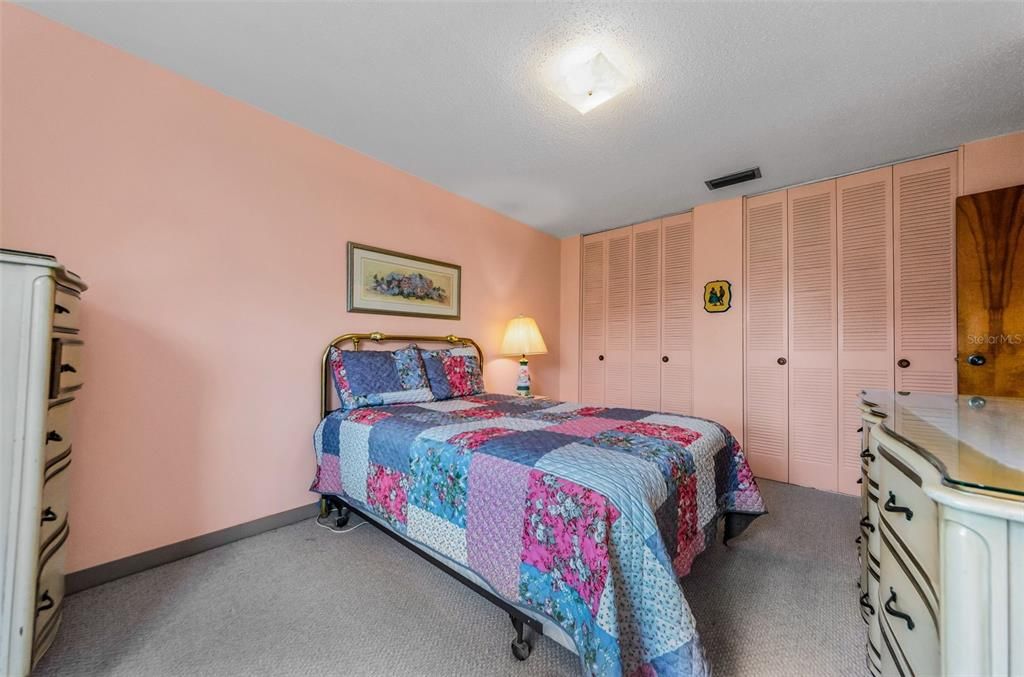 Active With Contract: $128,000 (2 beds, 1 baths, 930 Square Feet)