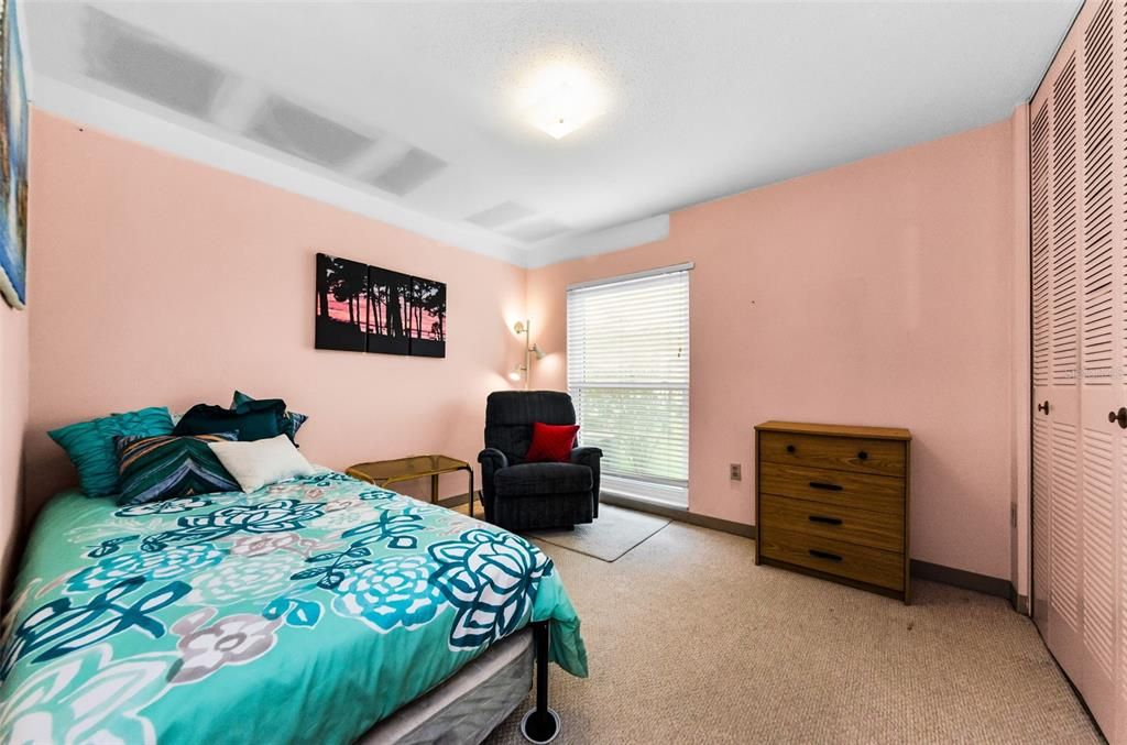 Active With Contract: $128,000 (2 beds, 1 baths, 930 Square Feet)