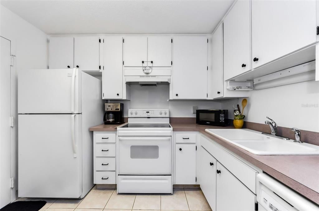 Active With Contract: $128,000 (2 beds, 1 baths, 930 Square Feet)