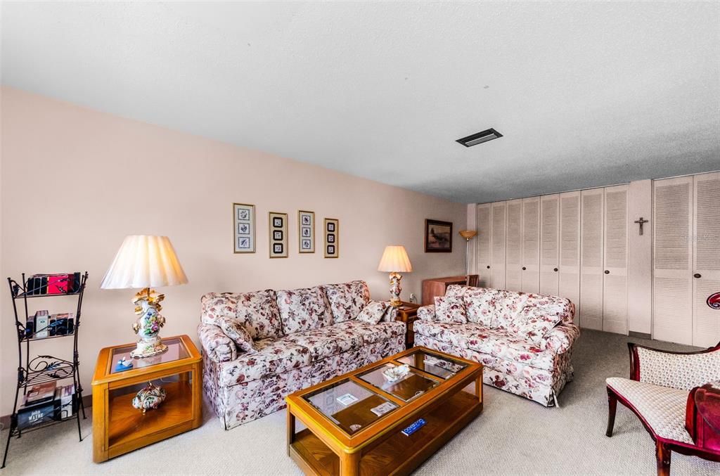 Active With Contract: $128,000 (2 beds, 1 baths, 930 Square Feet)