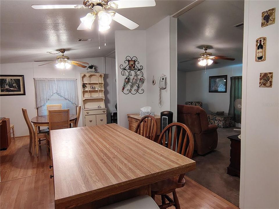 На продажу: $143,000 (2 спален, 2 ванн, 1040 Квадратных фут)