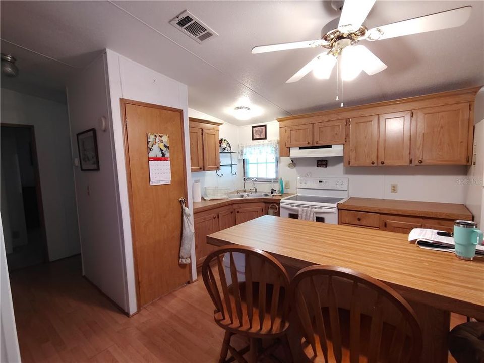 На продажу: $143,000 (2 спален, 2 ванн, 1040 Квадратных фут)