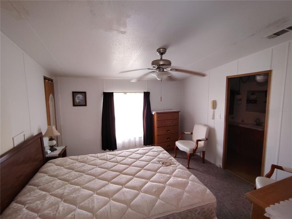 На продажу: $143,000 (2 спален, 2 ванн, 1040 Квадратных фут)