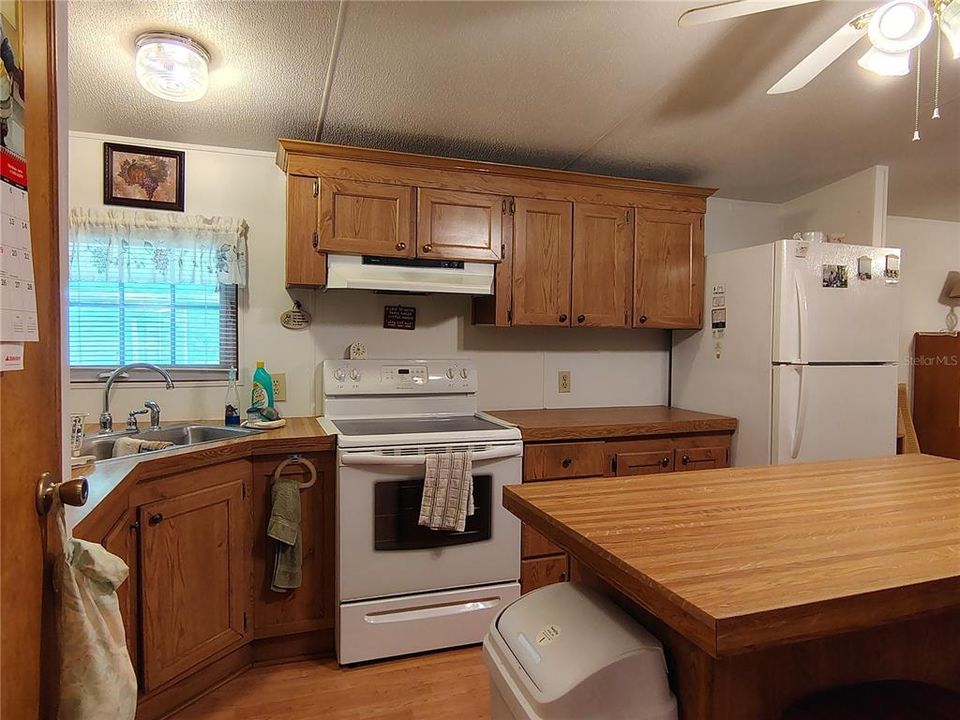 На продажу: $143,000 (2 спален, 2 ванн, 1040 Квадратных фут)