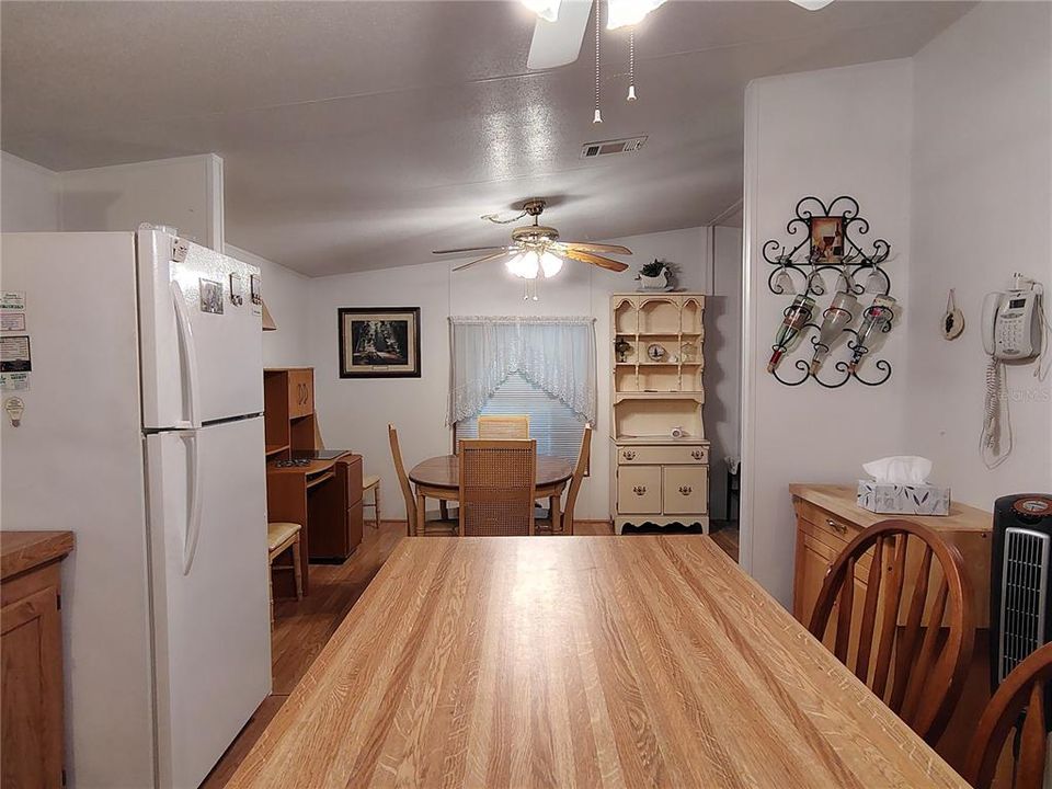 На продажу: $143,000 (2 спален, 2 ванн, 1040 Квадратных фут)