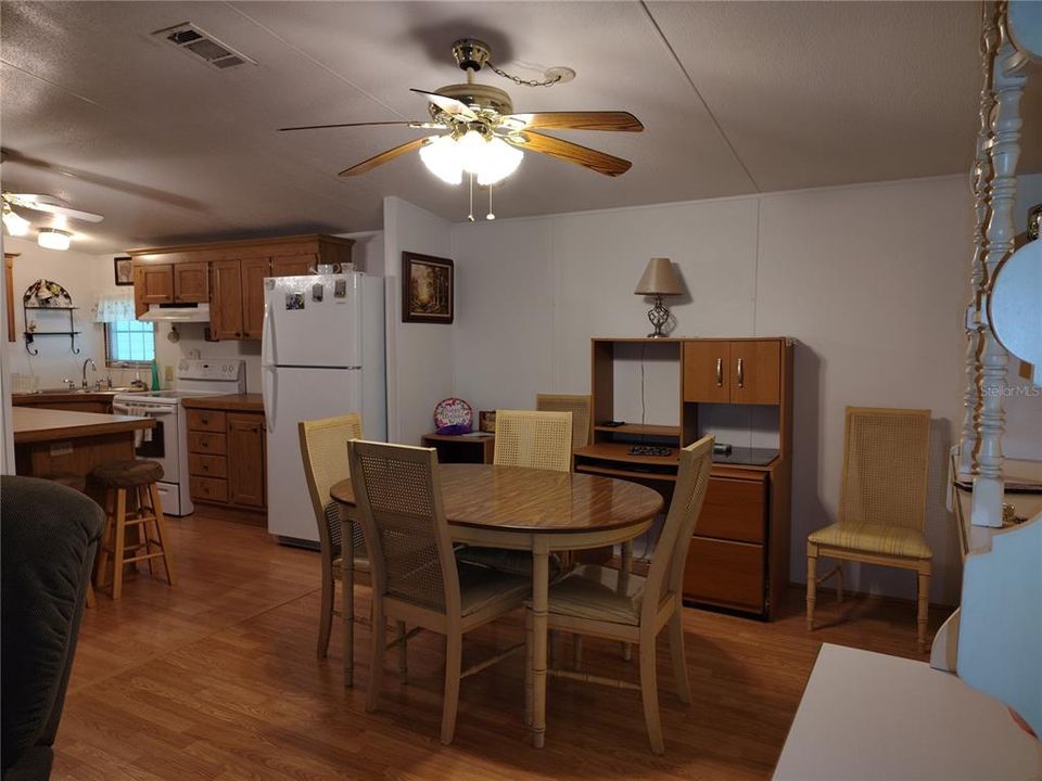 На продажу: $143,000 (2 спален, 2 ванн, 1040 Квадратных фут)