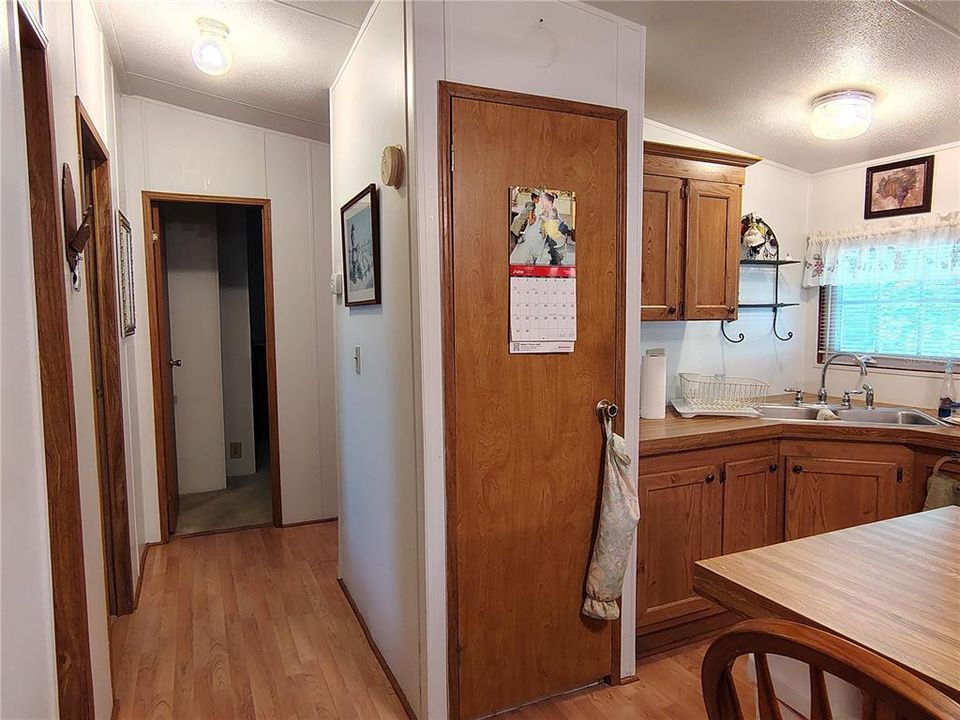 На продажу: $143,000 (2 спален, 2 ванн, 1040 Квадратных фут)