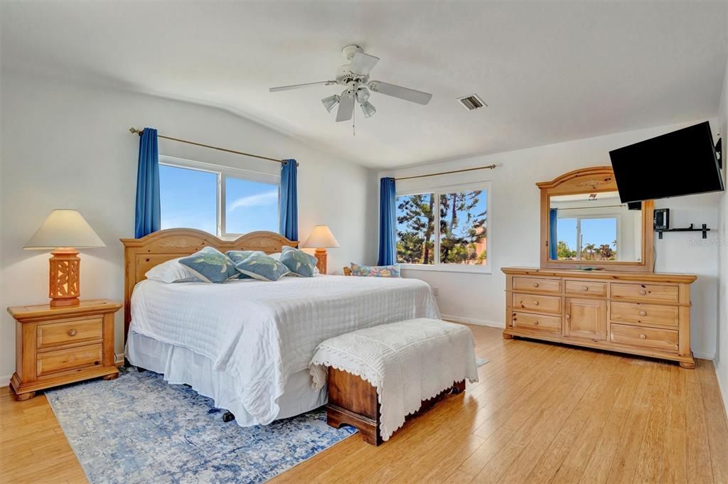 For Sale: $950,000 (4 beds, 3 baths, 3316 Square Feet)