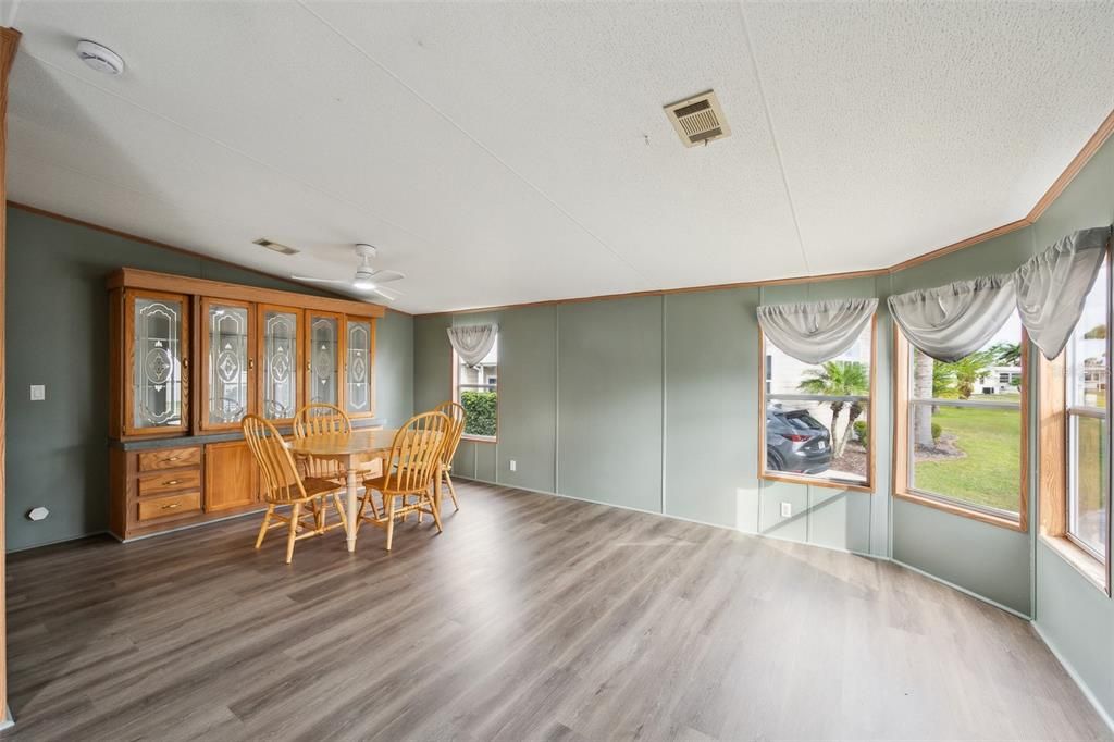 合同活跃: $150,000 (2 贝兹, 2 浴室, 1188 平方英尺)