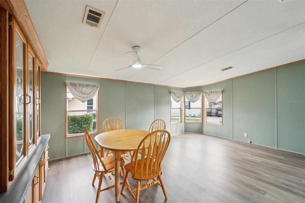 合同活跃: $150,000 (2 贝兹, 2 浴室, 1188 平方英尺)