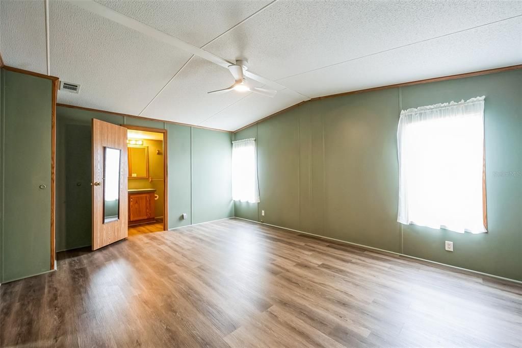 合同活跃: $150,000 (2 贝兹, 2 浴室, 1188 平方英尺)