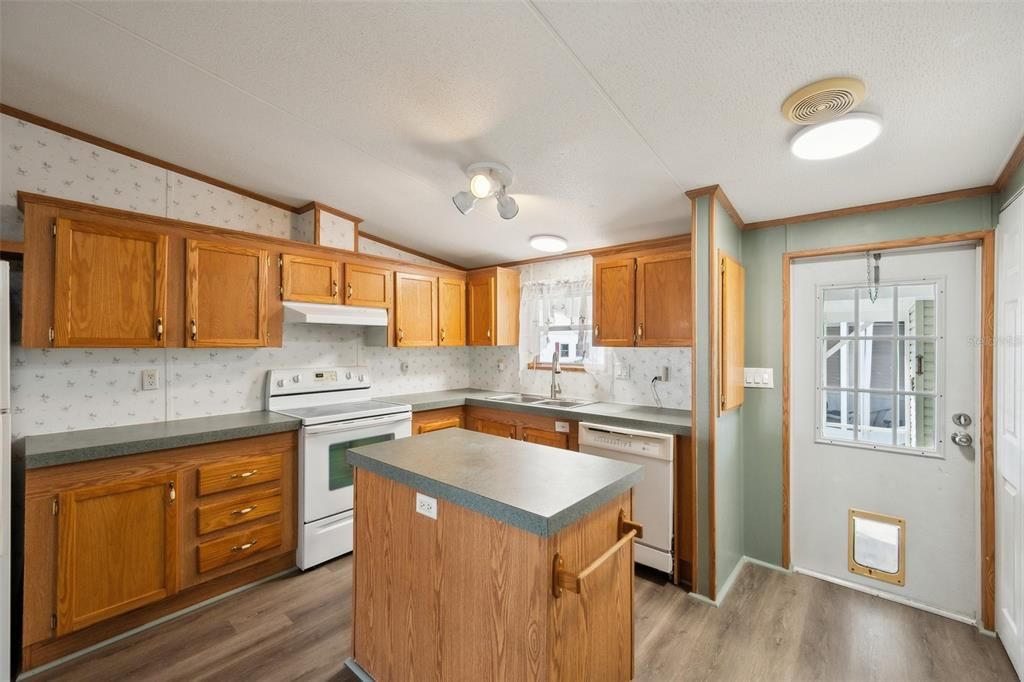 合同活跃: $150,000 (2 贝兹, 2 浴室, 1188 平方英尺)