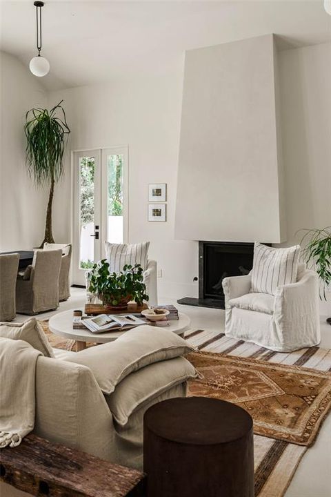 For Sale: $4,750,000 (4 beds, 5 baths, 3850 Square Feet)