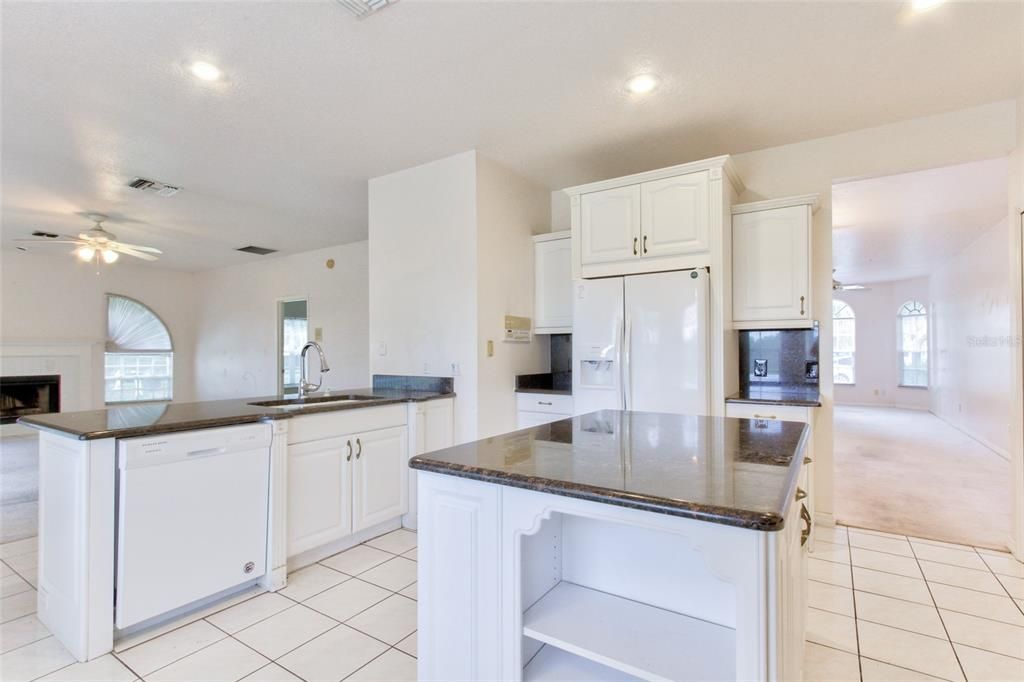 Под контрактом: $2,700 (4 спален, 3 ванн, 2863 Квадратных фут)