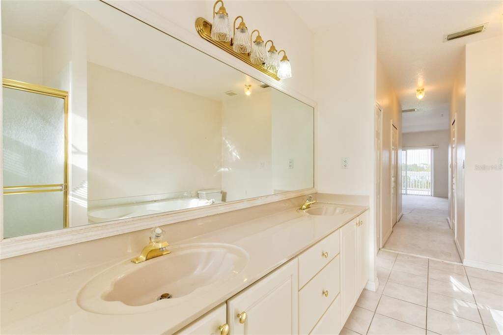 Под контрактом: $2,700 (4 спален, 3 ванн, 2863 Квадратных фут)